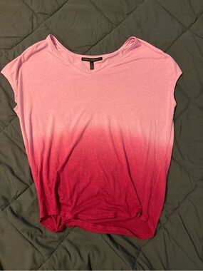 White House Black Market Pink to Red Ombre V-Neck Short Sleeve Top